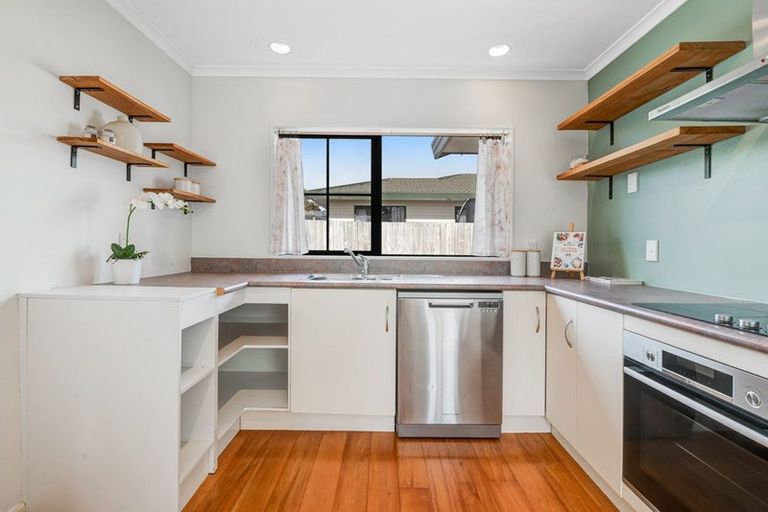 Photo of property in 2/20 Greta Place, Stanmore Bay, Whangaparaoa, 0932