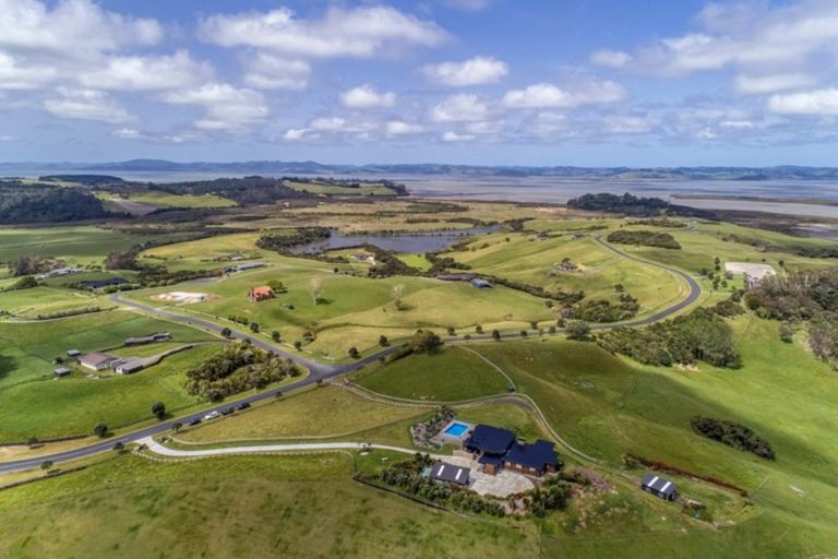 Photo of property in 14 Tuparekura Road, South Head, Helensville, 0874