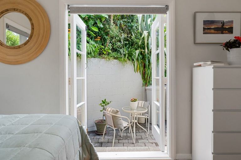 Photo of property in 7 Houghton Bay Road, Houghton Bay, Wellington, 6023