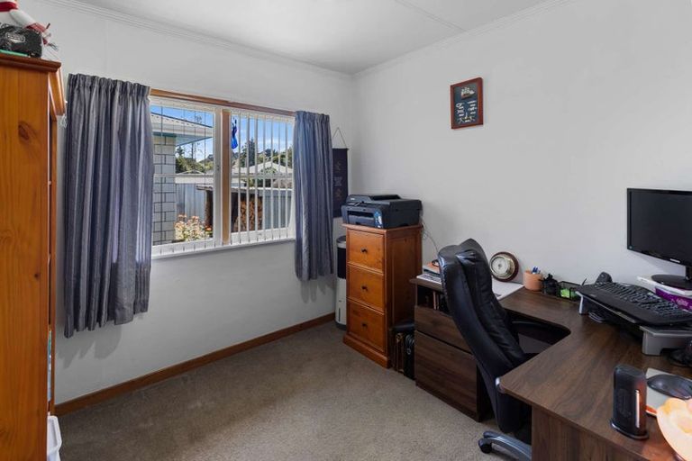 Photo of property in 16 Ongo Road, Hunterville, 4730