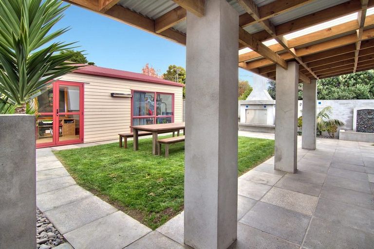 Photo of property in 7 Rixon Place, Te Atatu Peninsula, Auckland, 0610