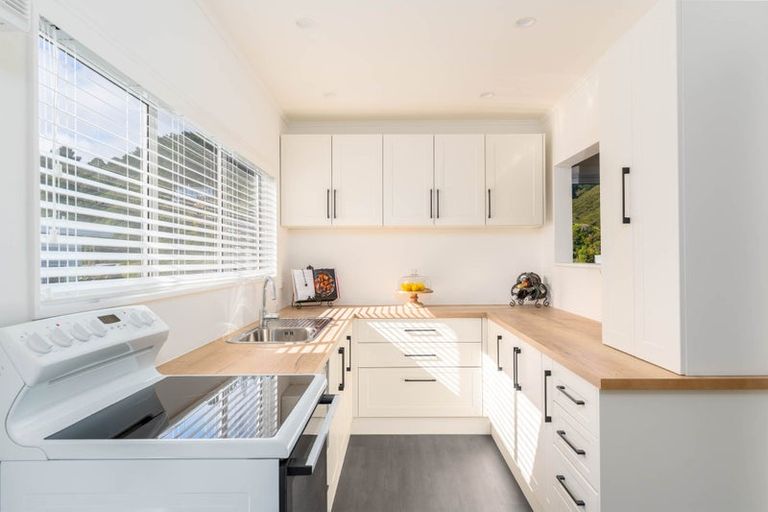 Photo of property in 73b Airlie Road, Plimmerton, Porirua, 5026