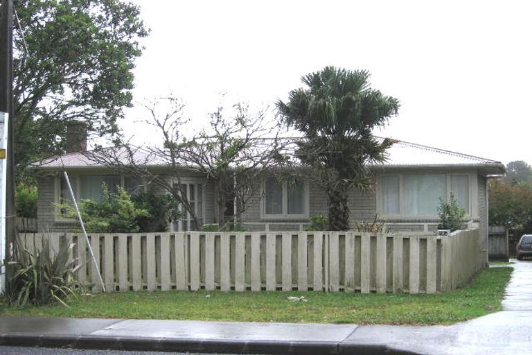 Photo of property in 1/79 Farquhar Road, Glendene, Auckland, 0602