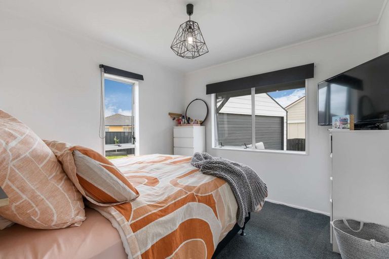 Photo of property in 22 Edgewater Parade, Waiuku, 2123