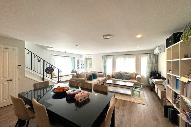 Photo of property in 2 Leneford Drive, East Tamaki, Auckland, 2013