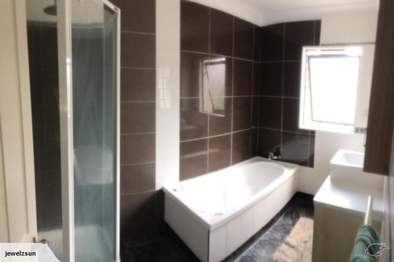 Photo of property in 2/49 College Road, Northcote, Auckland, 0627