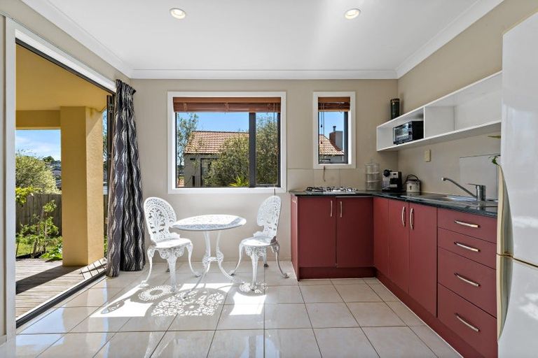 Photo of property in 11 Mackwell Road, Fairview Heights, Auckland, 0632