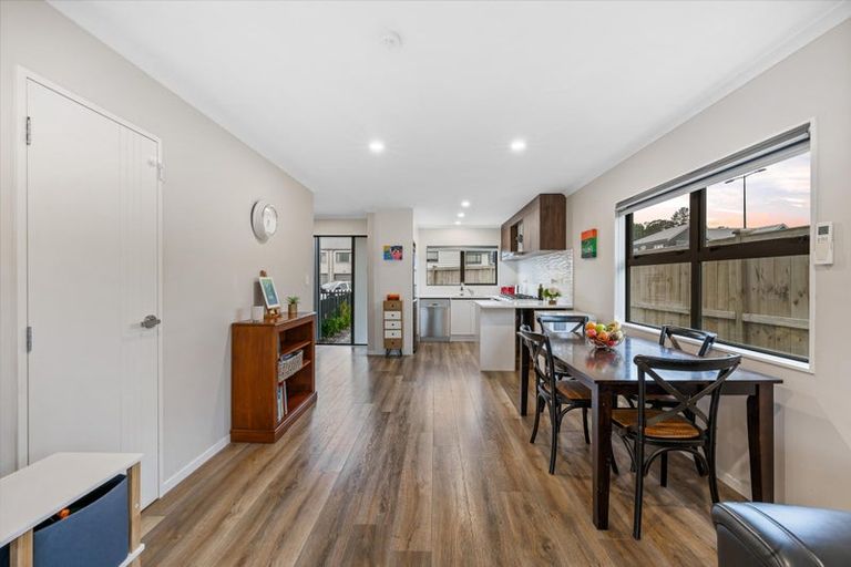 Photo of property in 2 Lumbarda Drive, Kumeu, 0810