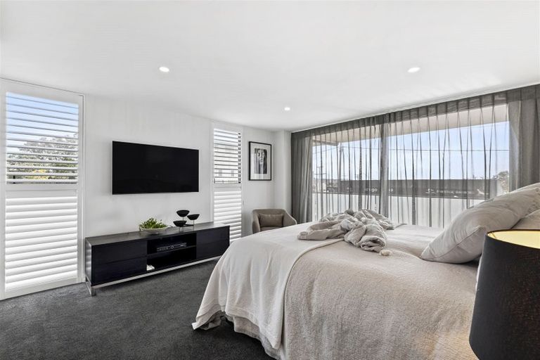 Photo of property in 11a Montgomery Avenue, Rothesay Bay, Auckland, 0630