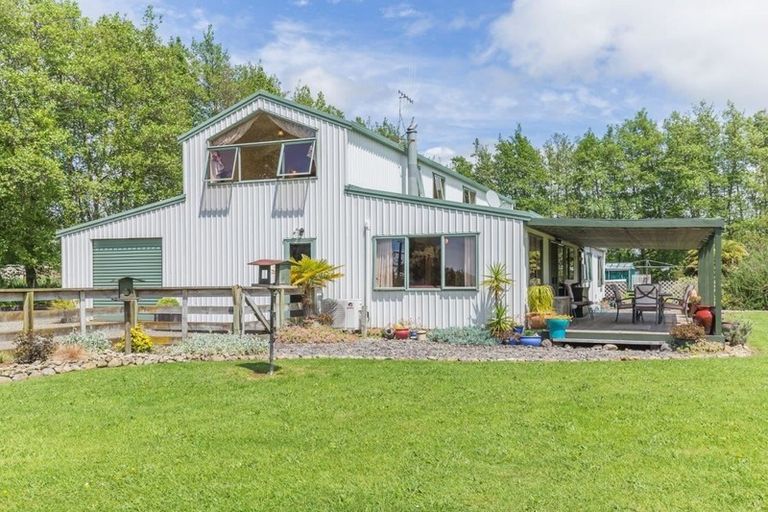 Photo of property in 370 Tararua Road, Levin, 5571