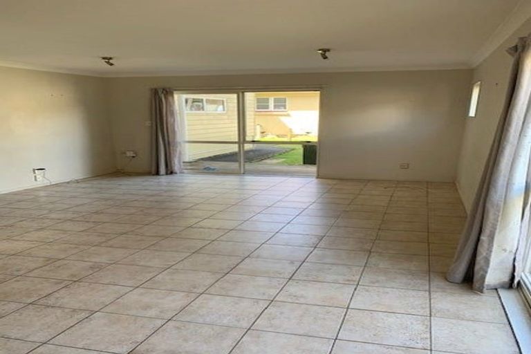 Photo of property in 16a Kauri Glen Road, Northcote, Auckland, 0627