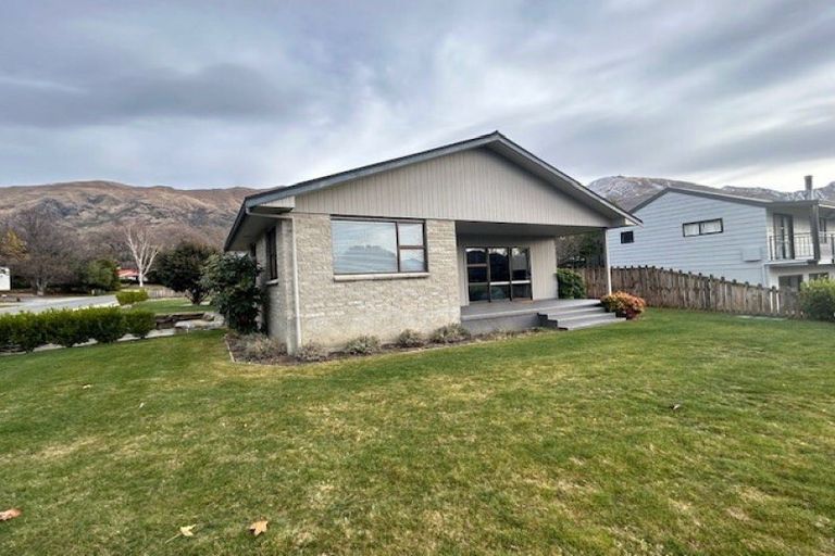 Photo of property in 2 Heuchan Lane, Wanaka, 9305