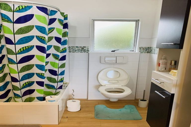 Photo of property in 1/2 Netherlands Avenue, Kelston, Auckland, 0602