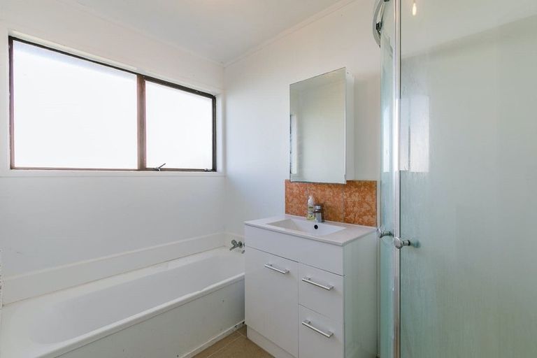 Photo of property in 34 Pahi Place, West Harbour, Auckland, 0618