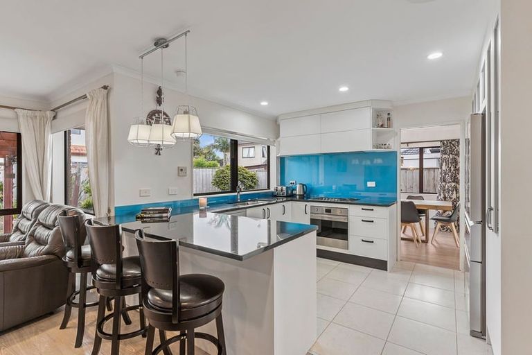 Photo of property in 62 Thornbury Crescent, East Tamaki Heights, Auckland, 2016