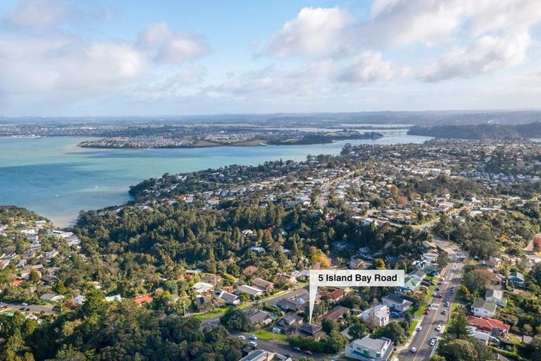 Photo of property in 5 Island Bay Road, Beach Haven, Auckland, 0626
