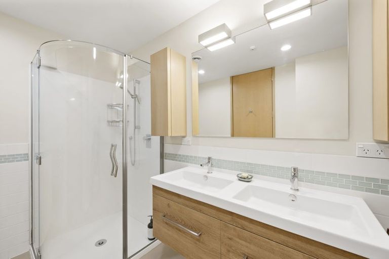 Photo of property in Waterline Apartments, 1a/342 Oriental Parade, Oriental Bay, Wellington, 6011