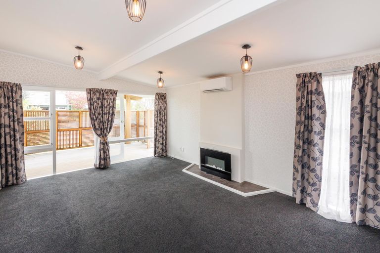 Photo of property in 17 Wikiriwhi Crescent, Awapuni, Palmerston North, 4412