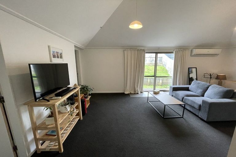 Photo of property in 152 Akaroa Drive, Maupuia, Wellington, 6022