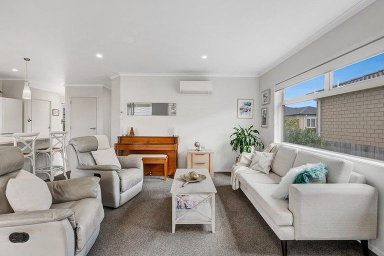 Photo of property in 8 Waitaha Close, Orewa, 0931