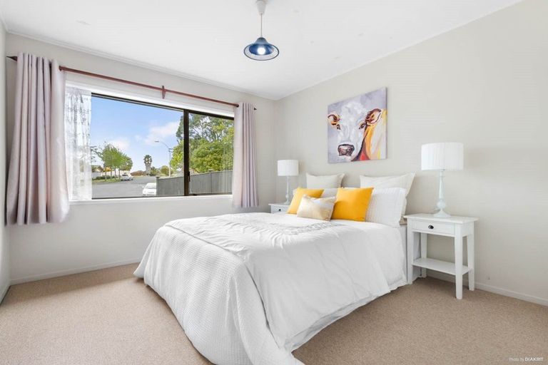 Photo of property in 10 Regia Close, Half Moon Bay, Auckland, 2012