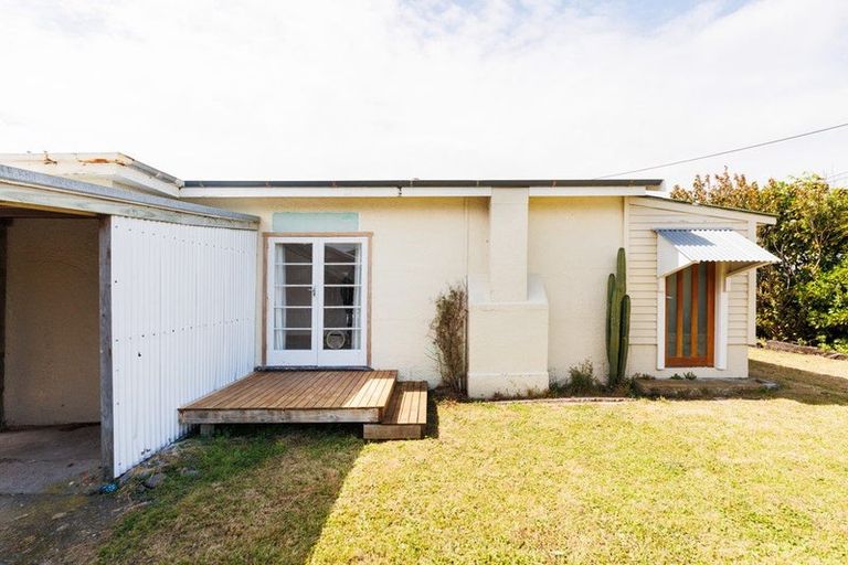 Photo of property in 19 Beach Street, Tangimoana, 4822