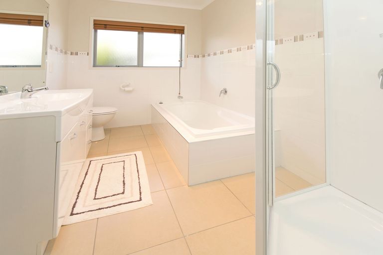 Photo of property in 76 Florence Avenue, Orewa, 0931