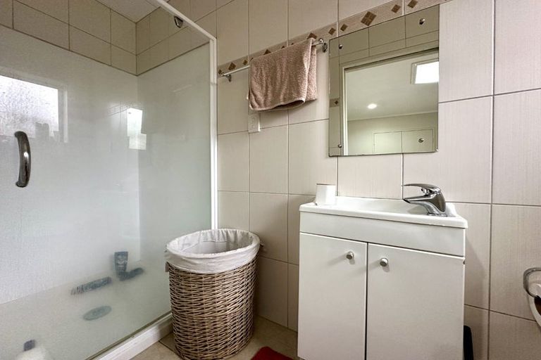 Photo of property in 60a Donovan Avenue, Massey, Auckland, 0614