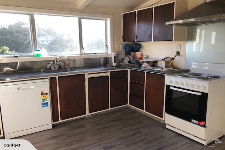 Photo of property in 10 Black Rock Road, Newlands, Wellington, 6037