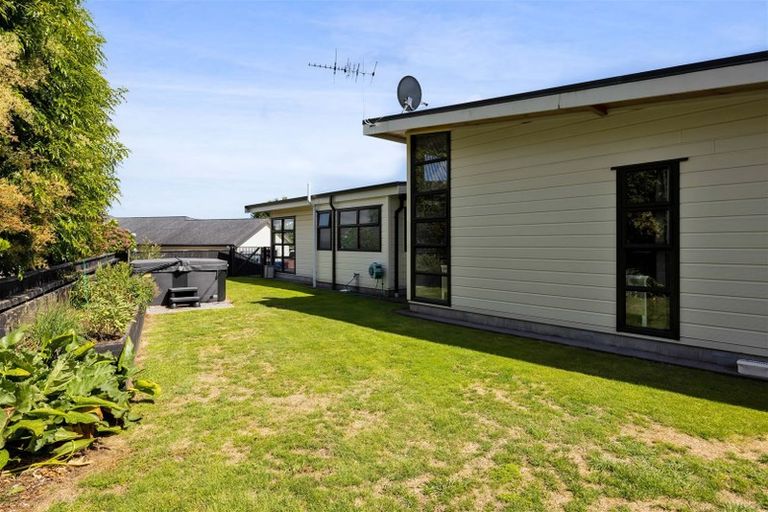 Photo of property in 11 Highfield Place, Highlands Park, New Plymouth, 4312