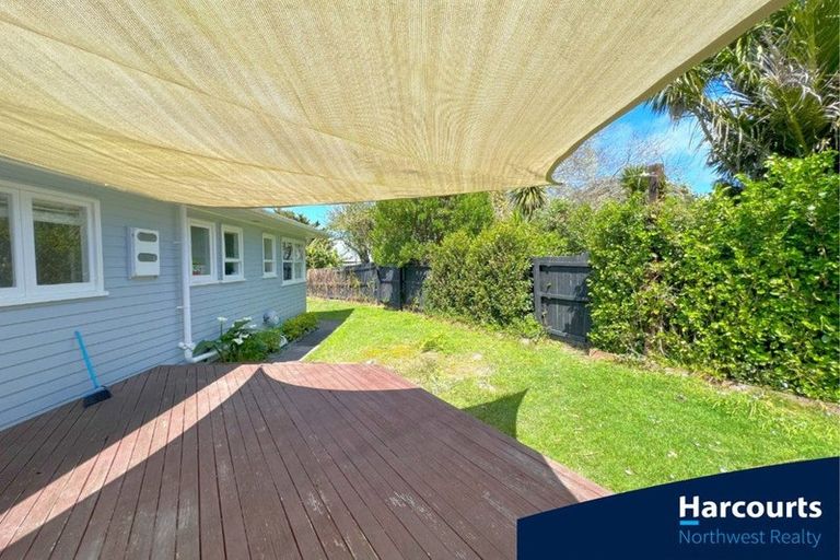 Photo of property in 1/86 Tirimoana Road, Te Atatu South, Auckland, 0602