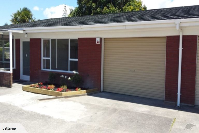 Photo of property in 2/211 Edmonton Road, Te Atatu South, Auckland, 0610