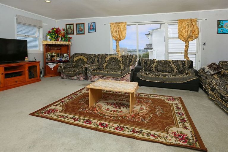 Photo of property in 12 Hepburn Road, Glendene, Auckland, 0602