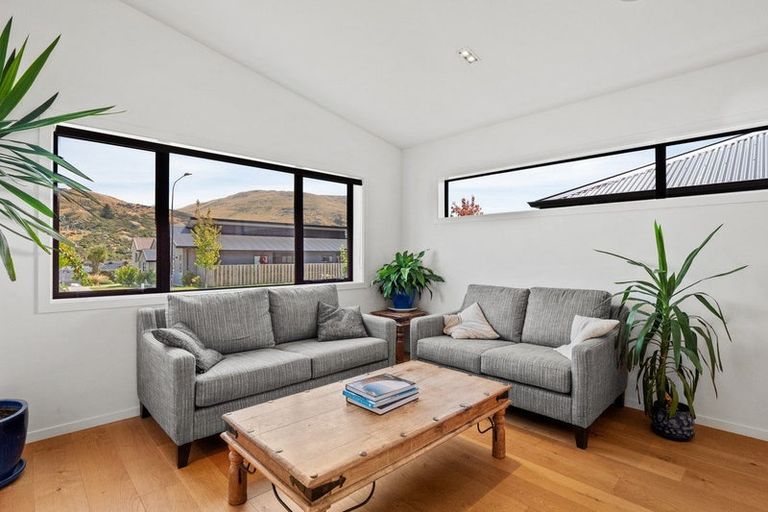 Photo of property in 17 Howden Drive, Jacks Point, 9371