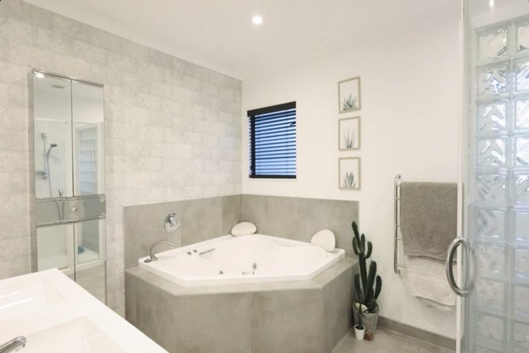 Photo of property in 8 Bowman Place, Whitby, Porirua, 5024