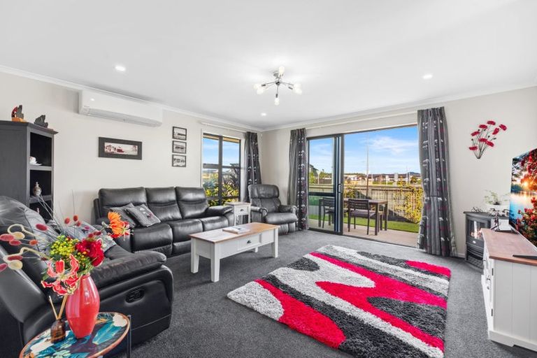 Photo of property in 1 Waikiwi Way, Papamoa, 3118