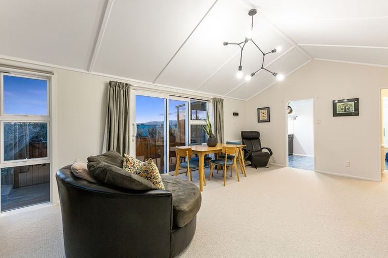 Photo of property in 2/11 Mervyn Place, Plimmerton, Porirua, 5026