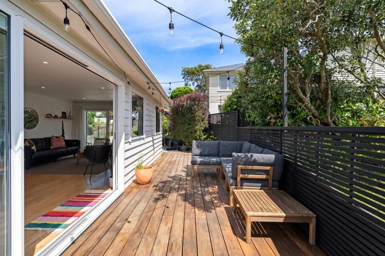 Photo of property in 19 Kereru Bend, Tawa, Wellington, 5028