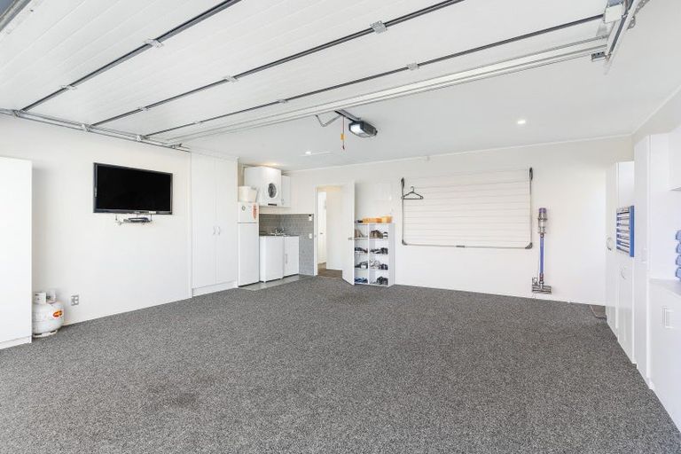 Photo of property in 2/12 Vireya Court, Goodwood Heights, Auckland, 2105
