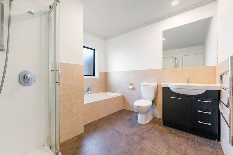 Photo of property in 4/2 Swan Hill Drive, Glen Eden, Auckland, 0602