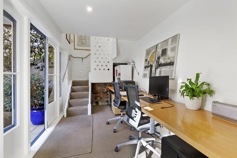 Photo of property in 198 Oriental Parade, Oriental Bay, Wellington, 6011