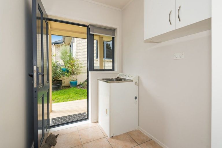 Photo of property in 11 Canary Place, Unsworth Heights, Auckland, 0632