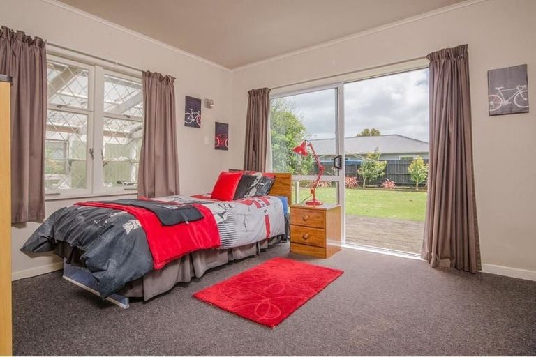 Photo of property in 2/1a Helga Crescent, Te Atatu Peninsula, Auckland, 0610
