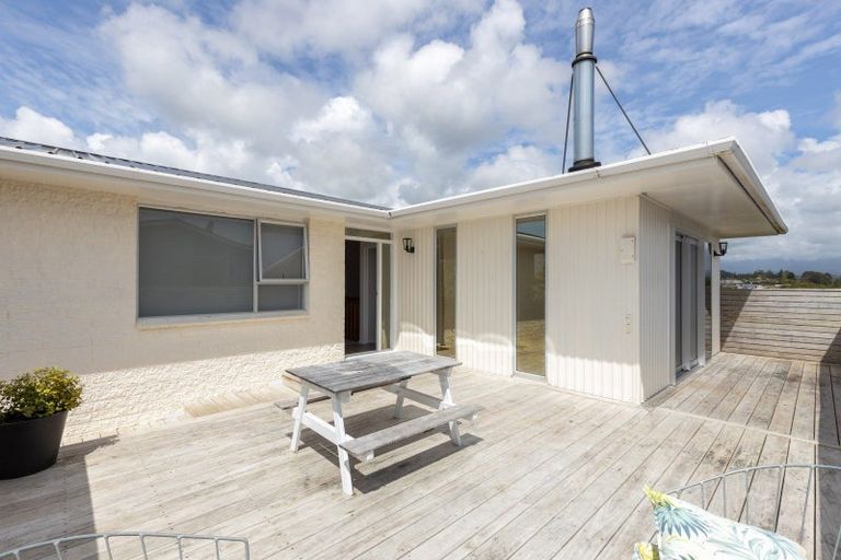 Photo of property in 17 Longview Drive, Merrilands, New Plymouth, 4312