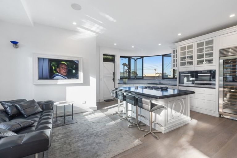 Photo of property in 1/60 Milford Road, Milford, Auckland, 0620