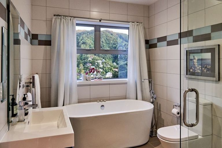 Photo of property in 4 Wilmore Way, Lowry Bay, Lower Hutt, 5013