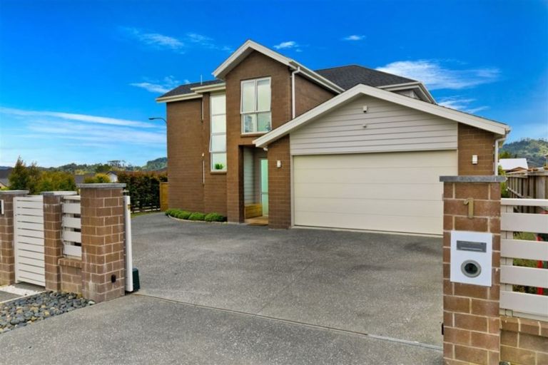Photo of property in 1 Van Rixel Drive, Kumeu, 0810