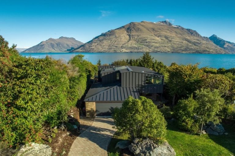 Photo of property in 34 Cedar Drive, Kelvin Heights, Queenstown, 9300