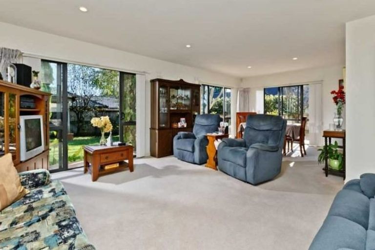 Photo of property in 16 Fearnley Grove, Albany, Auckland, 0632