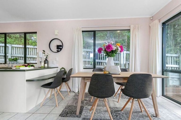 Photo of property in 19 Pannill Place, Oteha, Auckland, 0632